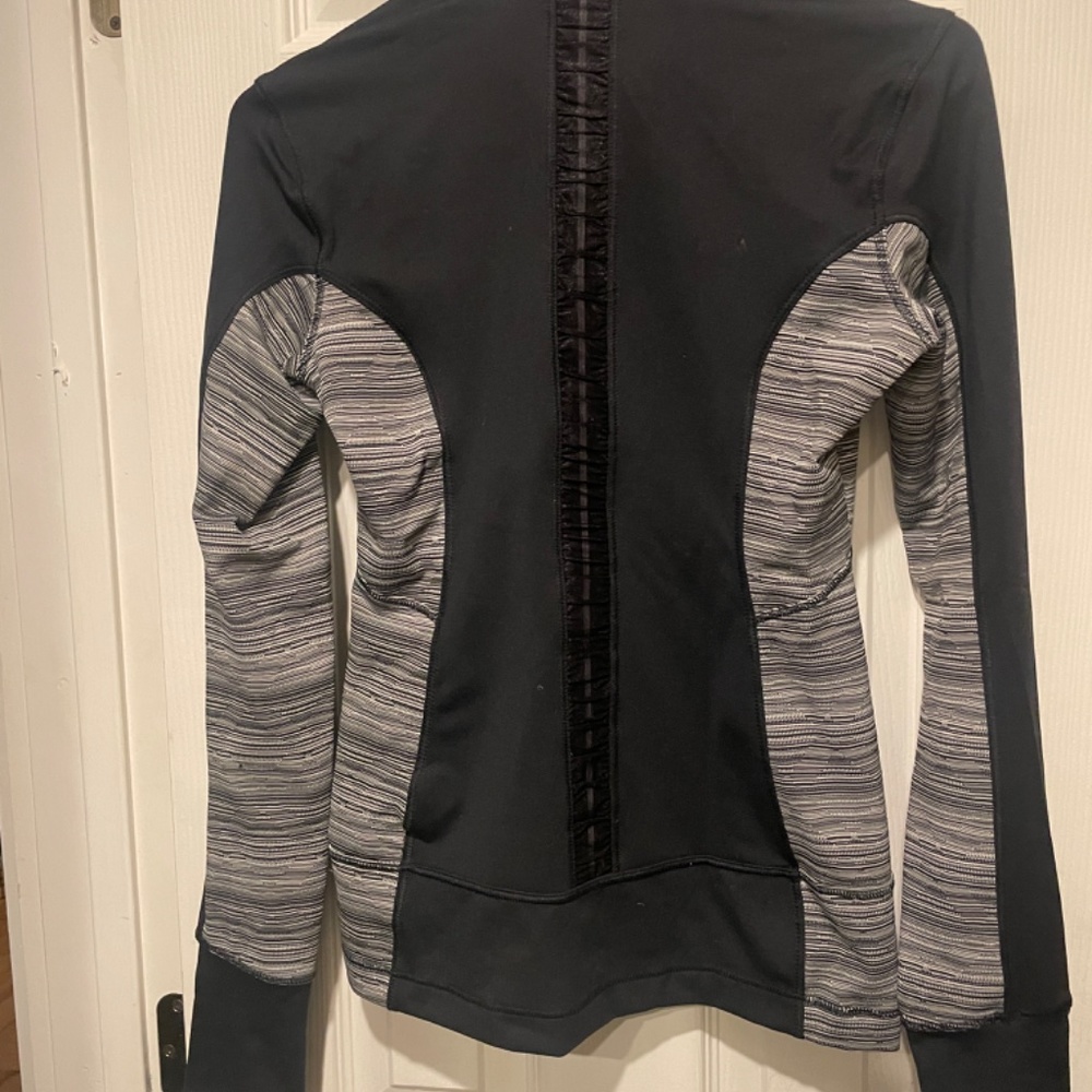Lightweight running jacket - Picture 2 of 5